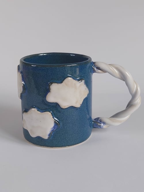 Blå kop med hvide skyer