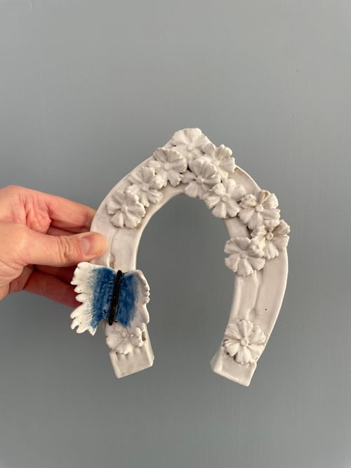 Keramik hestesko med blomster og sommerfugl fra MetteMaje Keramik