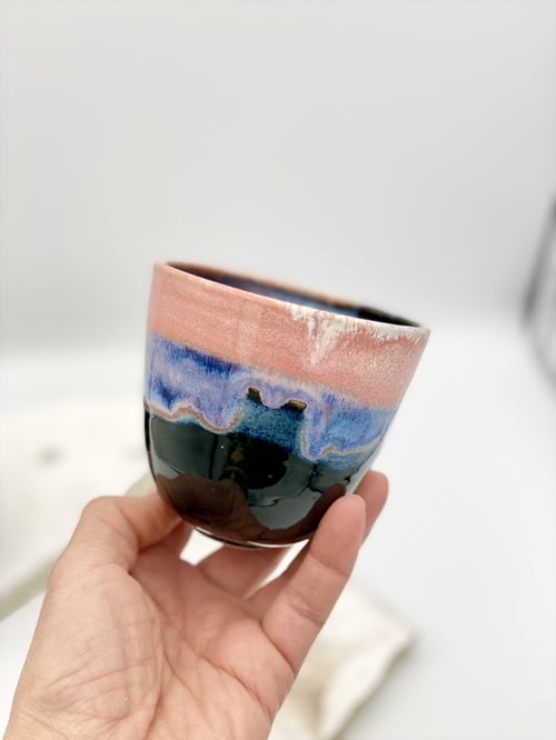 Kop uden hank fra Nørrebrokeramik.dk (firmanavn, OHØJ)