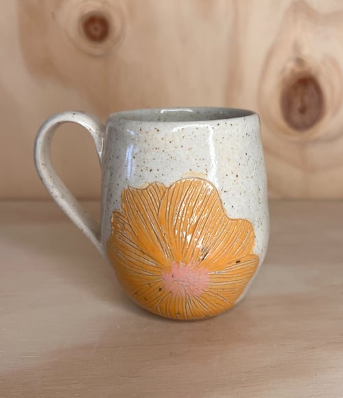 Kop med sommerblomst orange