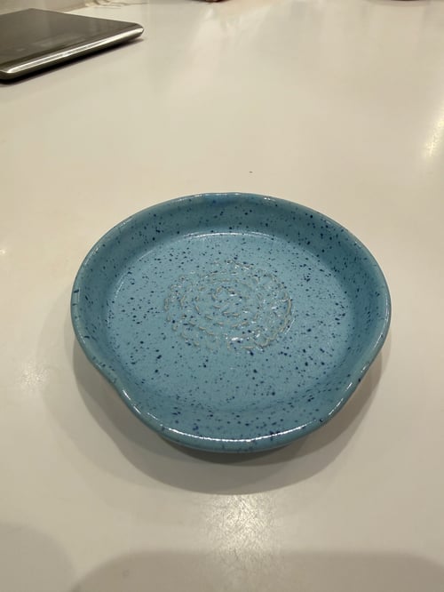 Skeholder (S) med rive, lyseblå med nister fra U-Keramik