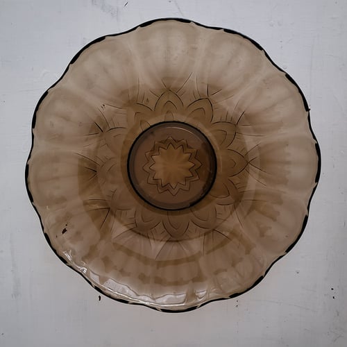 Dekorativt vintage glasfad i røgfarvet glas – Ø28 cm