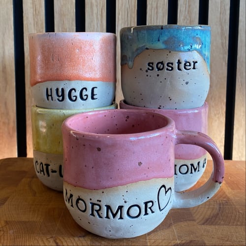 Navnekop med hank (bestilling) fra Almakeramik