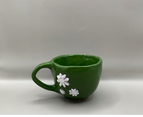 Grøn med hvide blomster