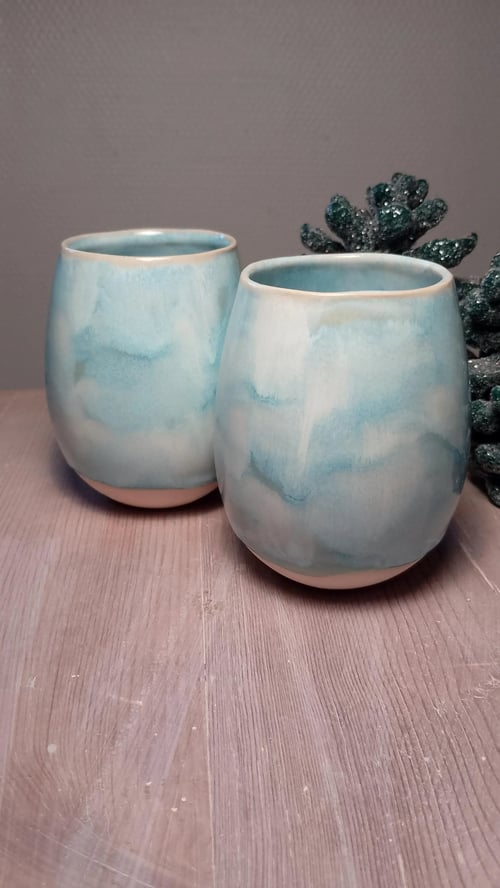 Håndlavede kaffekrus i stentøj. Lyseblå farver. Prisen er pr. stk.