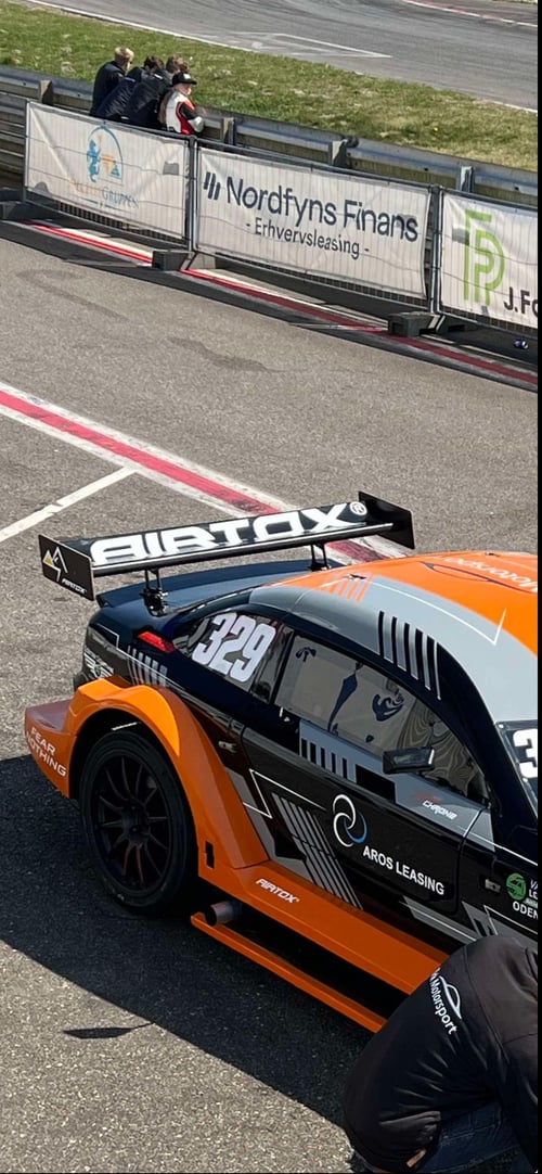 Dit firma logo på racerbilerne fra Birk Motorsport