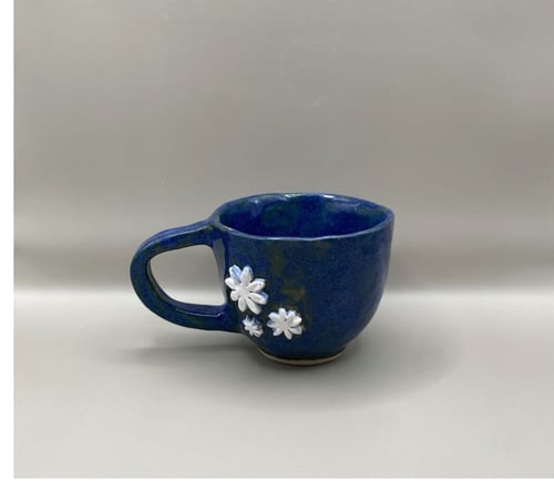 Blågrøn med hvide blomster