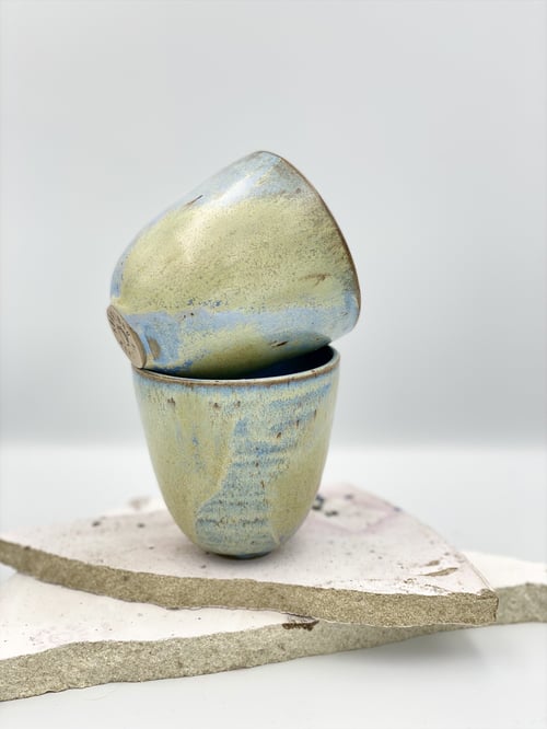 Blå/grøn uden hank fra Nørrebrokeramik.dk (firmanavn, OHØJ)