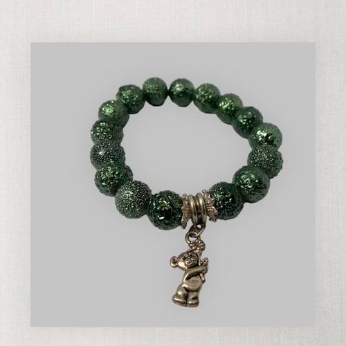 Grønt Børne Armbånd med en Bamse fra Kalvehave Design