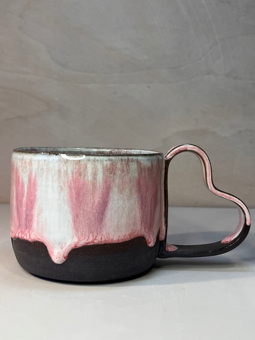 Kop med hjertehank. 360 ml. H: 7,5 cm fra Clay By Hornstrup