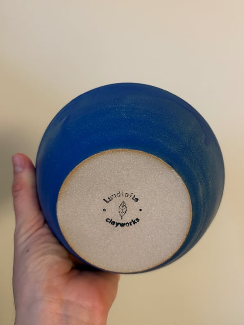 Hånddrejet Clayworks skål. Glaseret i blå.  fra Lundtofte Clayworks