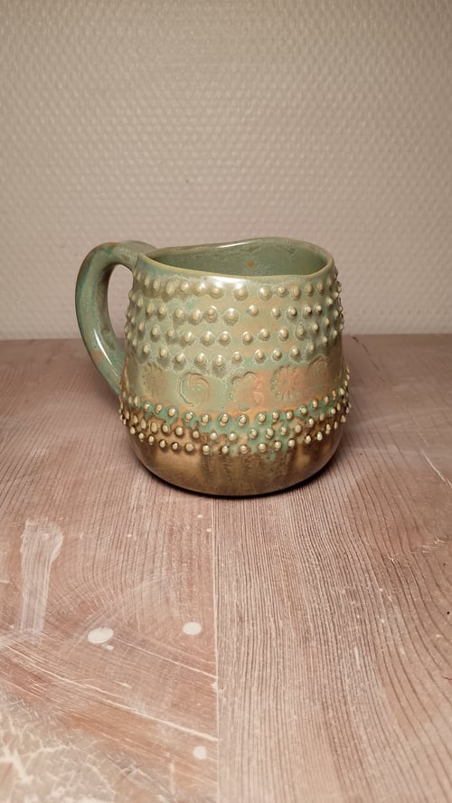 Håndlavet kaffe og tekrus i stentøj.