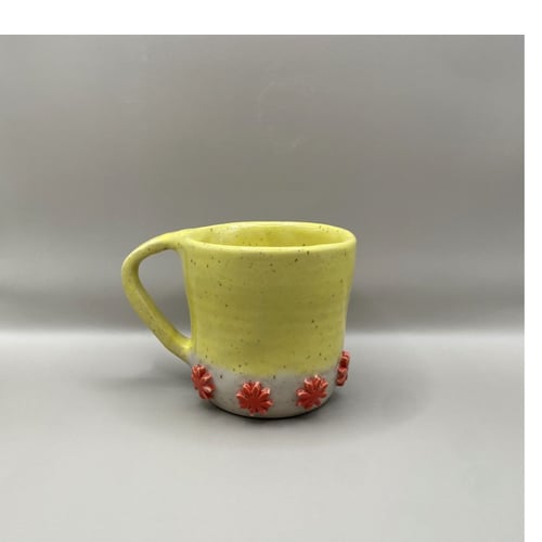 Gul med røde blomster