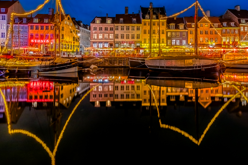 Billedet er taget Nyhavn i København under den fortryllende lysfestival, hvor hele området oplyses med smukke farver og levende lys. - billede 1
