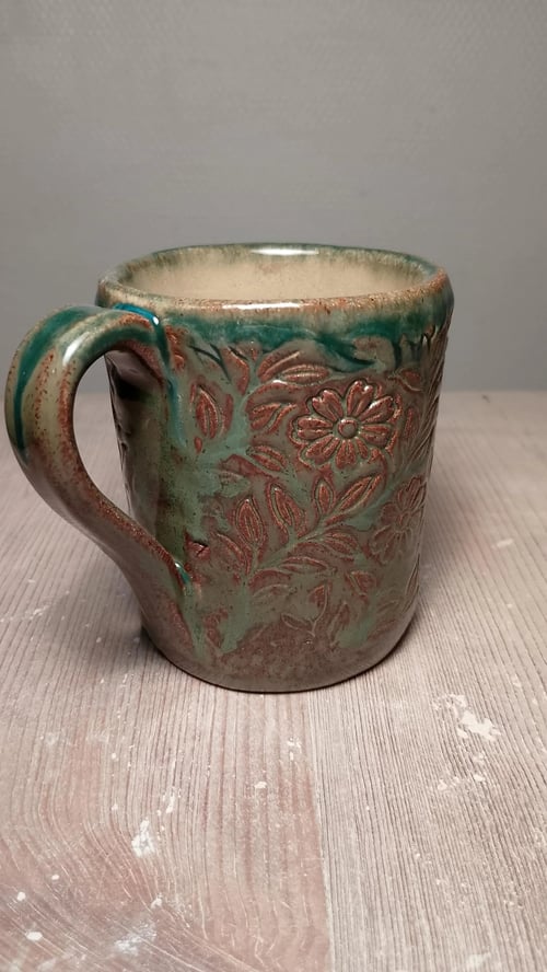 Massivt håndlavet kaffe/tekrus i stentøj, højde 10 cm.