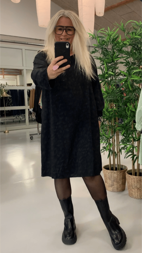 Adele fløjels strecht dress, Black. Onesize 36-46. fra KJOLEUNIVERSET.DK