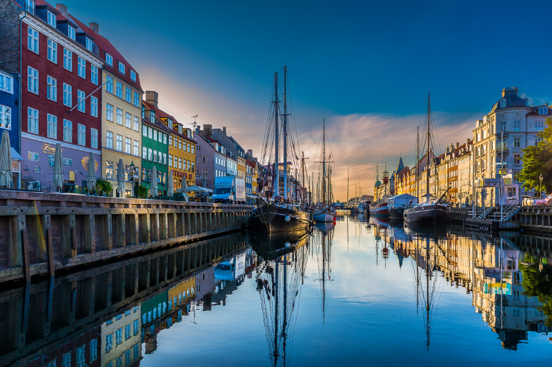 Det ikoniske Nyhavn med farverige bygninger i morgenlys - billede 1