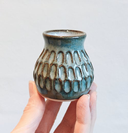 VASE LILLE HAV CARVED fra LOKO KERAMIK