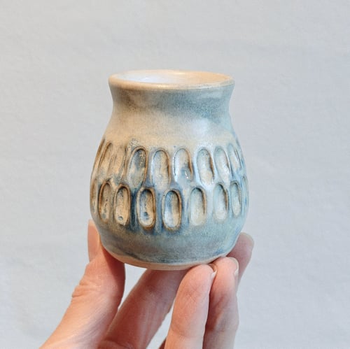 VASE LILLE CARVED fra LOKO KERAMIK