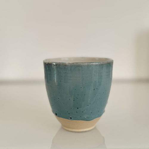 Kop uden hank, lys blå med prikker fra U-Keramik