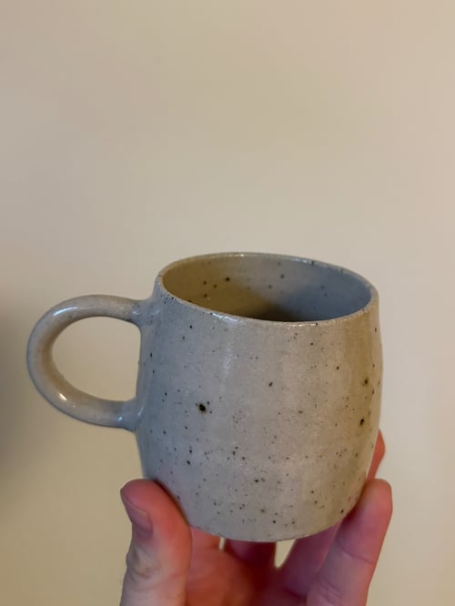 Hånddrejet Clayworks kop med hank. Glaseret i transparent glasur.  fra Lundtofte Clayworks