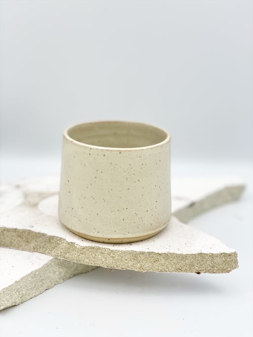 Beige kop uden hank fra Nørrebrokeramik.dk (firmanavn, OHØJ)