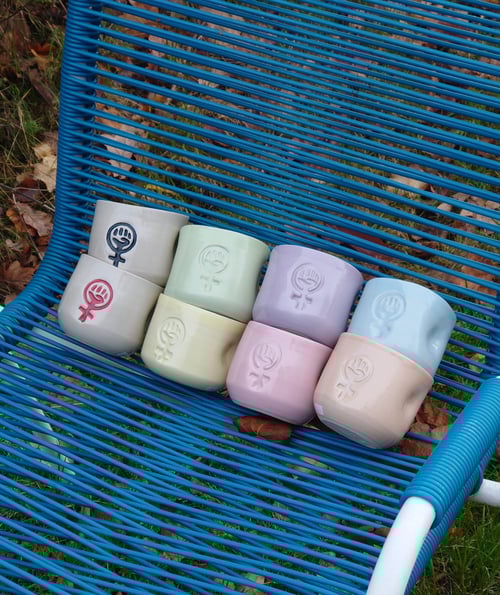 Krus med kvindetegn - #kvinderneskampdag #kvindekrus fra Arf Keramik