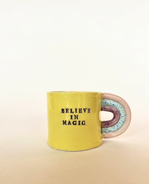 Kop med regnbue hank - Believe in magic - Gul