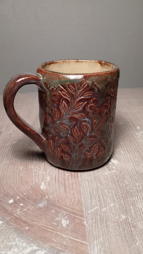 Massivt håndlavet kaffe/tekrus i stentøj, højde 10 cm.