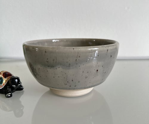 Skål grå med prikker / grå blå hvid fra U-Keramik