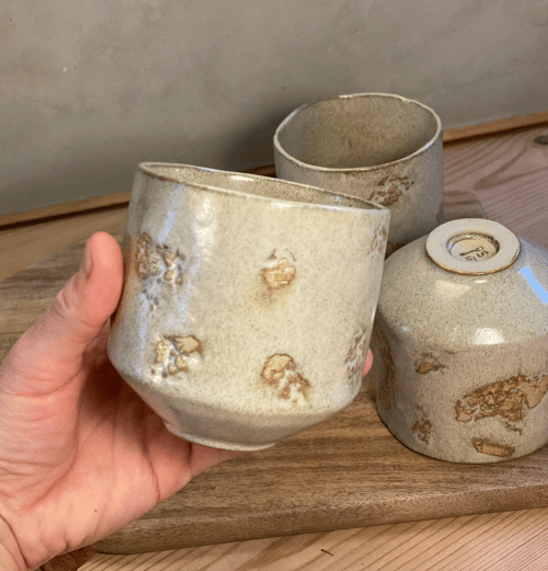 Store “Iceland” kopper i lys sandfarvet glasur