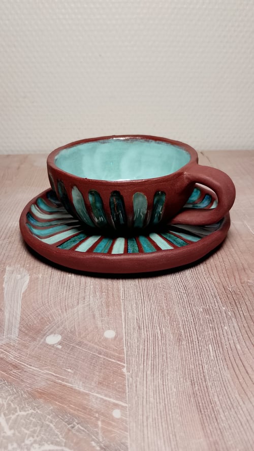 Håndlavet kaffe og tekop med underkop i stentøj.