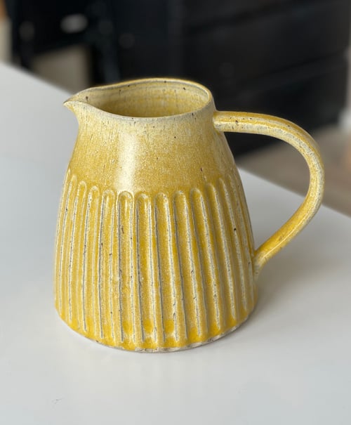 Kande m. riller, hørgul - 1,5 liter fra Aaskoven Keramik