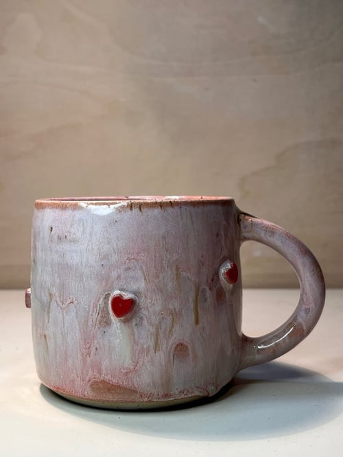 Kop med hjerter. 410 ml. H: 9 cm fra Clay By Hornstrup