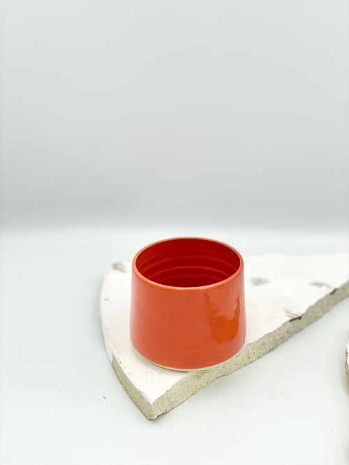 Knaldrød uden hank fra Nørrebrokeramik.dk (firmanavn, OHØJ)