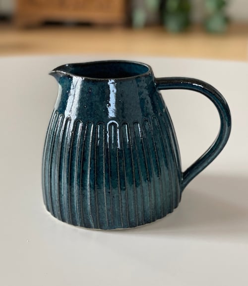 Kande m. riller, havblå - 1,5 liter fra Aaskoven Keramik