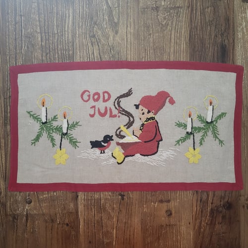 Håndbroderet vintage julebordløber i hør med nisse og “God jul” fra Butik Fund