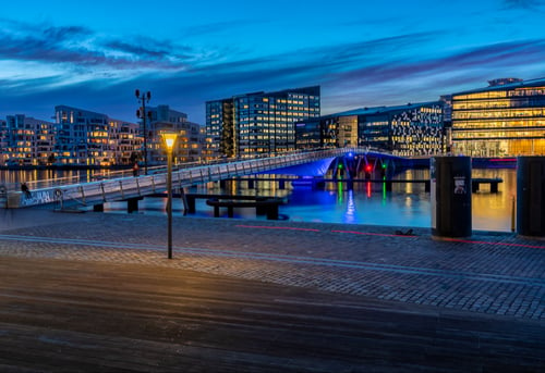 Smukt farverigt lys over Bryggebroen lige efter solnedgang en smuk vinteraften  fra klee-fotokunst.dk