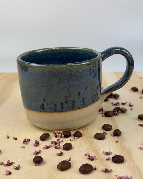 Mørkegrøn kop med hank