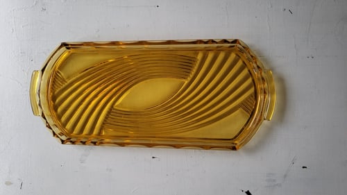 Rouladefad i ravfarvet presset glas og med swirl-mønster