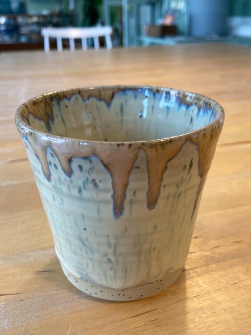 Hånddrejet keramik kop - stentøjsler