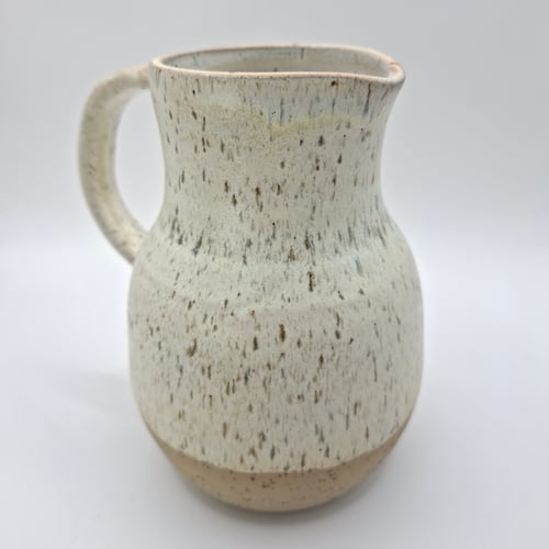 Lille hånddrejet kande fra K for