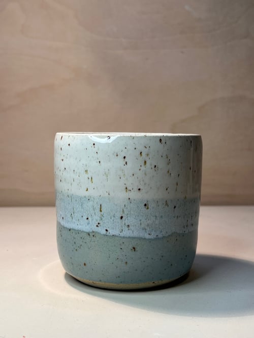 Lyseblå kop. 330 ml. H: 8 cm fra Clay By Hornstrup