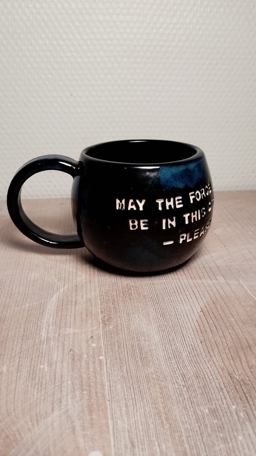 Håndlavet kaffe/tekrus i stentøj, højde 8 cm., bredde 10 cm.