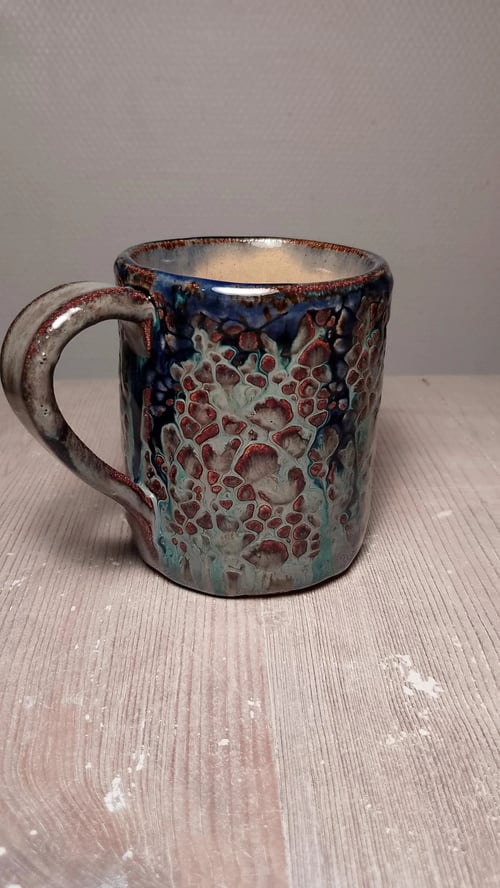 Massivt håndlavet kaffe/tekrus i stentøj, højde 10 cm.