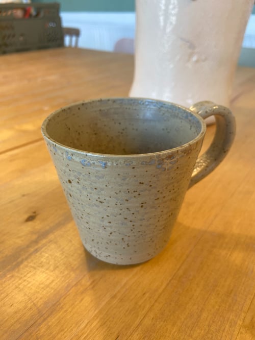 Hånddrejet keramik kop m. hank - stentøjsler