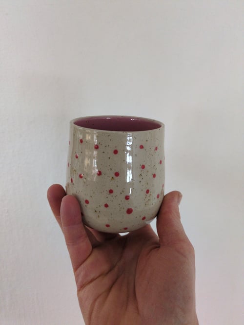 kop pink med røde prikker  fra LaVA Keramik