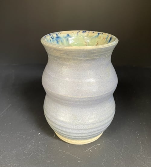 Diva: Vase i farven konblonst med grønkrystal inderst. h = ca. 11 cm, ø = ca. 8 cm fra B keramik Galleri Koefoed