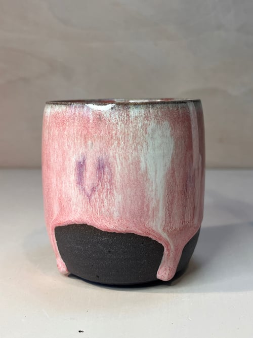 Kop med løbe hjerter. 300 ml. H: 8,5 cm fra Clay By Hornstrup