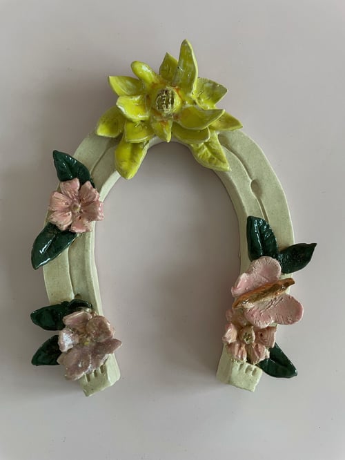 Hestesko - håndlavet i keramik med forskellige blomster og sommerfugl fra MetteMaje Keramik